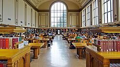 Lesesaal in einer Universitätsbibliothek.