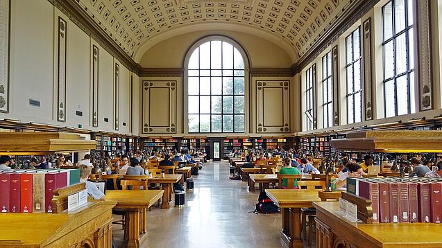 Lesesaal in einer Universitätsbibliothek.