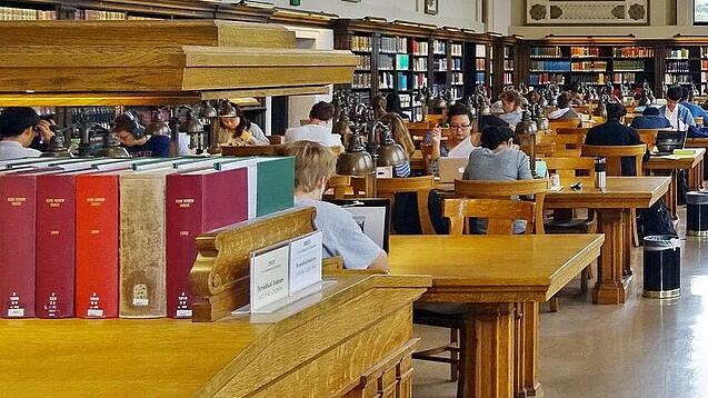 Lesesaal in einer Universitätsbibliothek.