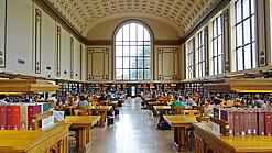 Lesesaal in einer Universitätsbibliothek.