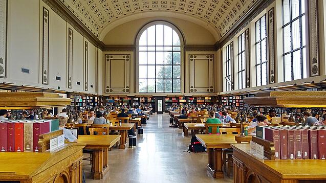 Lesesaal in einer Universitätsbibliothek.
