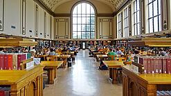 Lesesaal in einer Universitätsbibliothek.