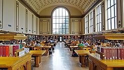 Lesesaal in einer Universitätsbibliothek.