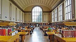 Lesesaal in einer Universitätsbibliothek.