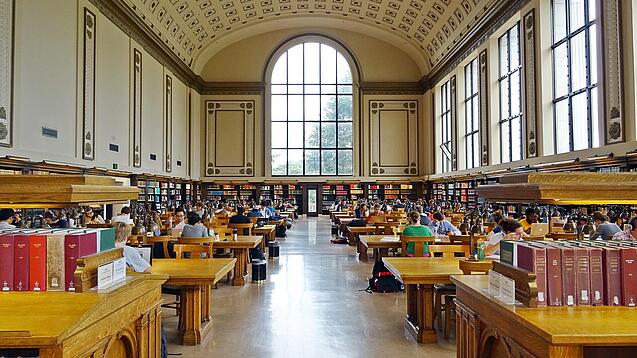 Lesesaal in einer Universitätsbibliothek.