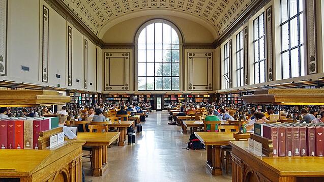Lesesaal in einer Universitätsbibliothek.
