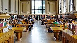Lesesaal in einer Universitätsbibliothek.