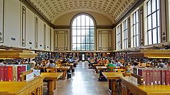 Lesesaal in einer Universitätsbibliothek.