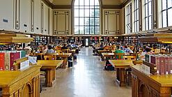 Lesesaal in einer Universitätsbibliothek.