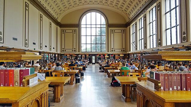 Lesesaal in einer Universitätsbibliothek.