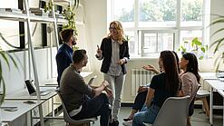 Kleine Gruppe vor unterhält sich in einer Art Büro