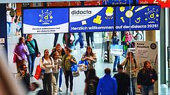 Messebesucher auf der didacta-Bildungsmesse in Stuttgart.