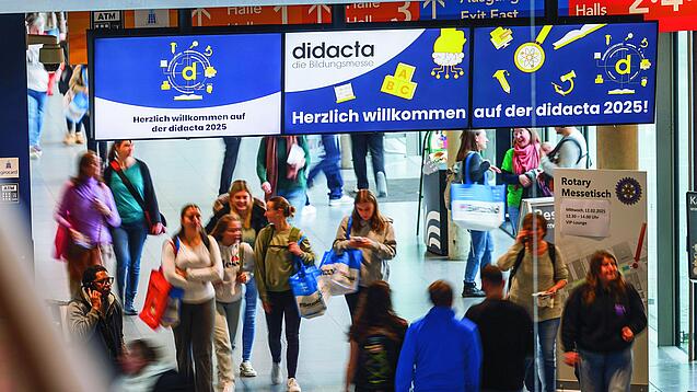 Messebesucher auf der didacta-Bildungsmesse in Stuttgart.
