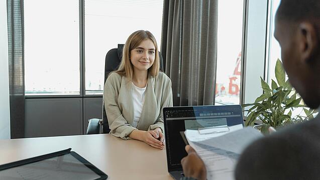 Junge Frau in einem Bewerbungsgespräch.