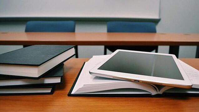 Bücher und ein Tablet auf einem Pult