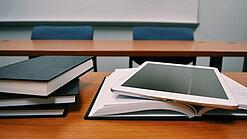 Bücher und ein Tablet auf einem Pult