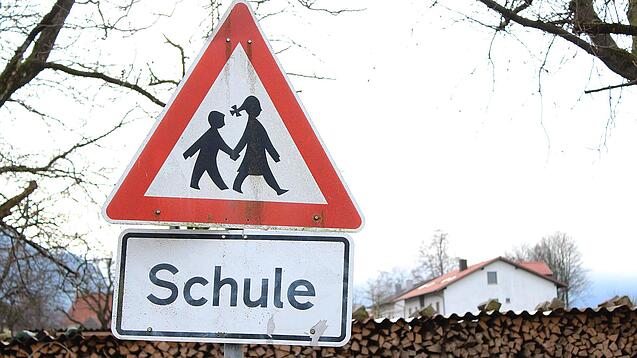 Ein Warnschild mit der Beschriftung "Schule".