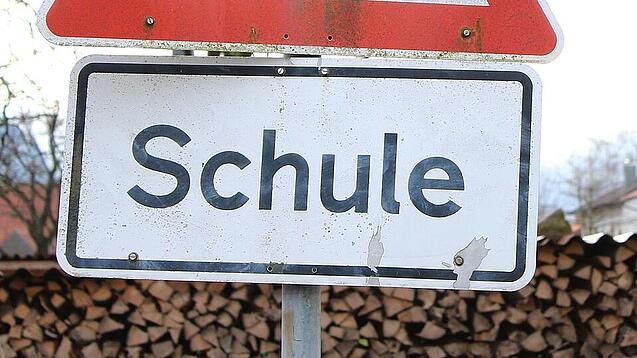 Ein Warnschild mit der Beschriftung "Schule".