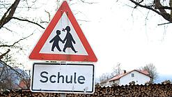 Ein Warnschild mit der Beschriftung "Schule".