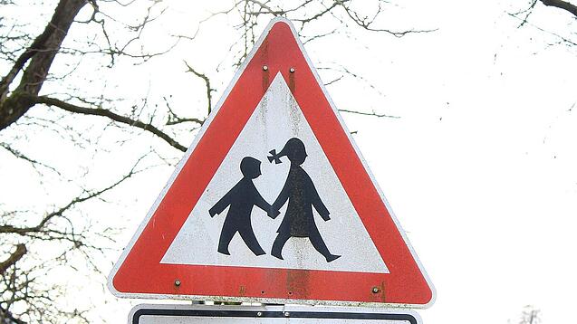 Ein Warnschild mit der Beschriftung "Schule".