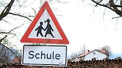 Ein Warnschild mit der Beschriftung "Schule".