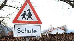 Ein Warnschild mit der Beschriftung "Schule".