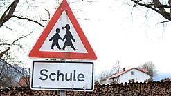 Ein Warnschild mit der Beschriftung "Schule".