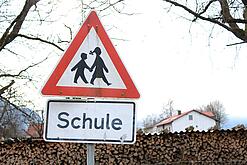 Ein Warnschild mit der Beschriftung "Schule".