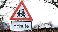 Ein Warnschild mit der Beschriftung "Schule".