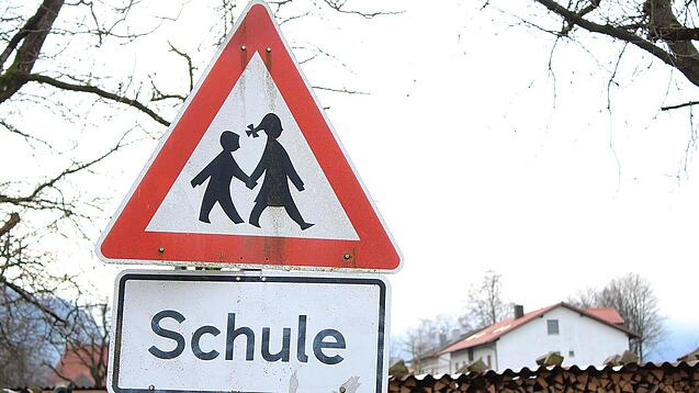 Ein Warnschild mit der Beschriftung "Schule".