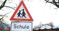 Ein Warnschild mit der Beschriftung "Schule".