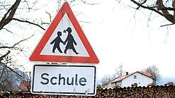 Ein Warnschild mit der Beschriftung "Schule".