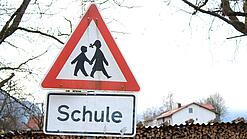 Ein Warnschild mit der Beschriftung "Schule".