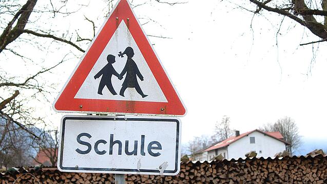 Ein Warnschild mit der Beschriftung "Schule".