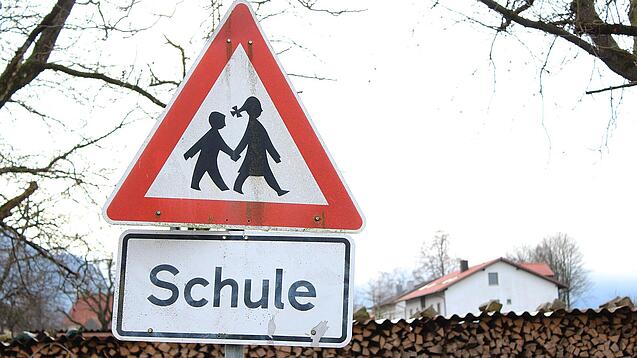Ein Warnschild mit der Beschriftung "Schule".