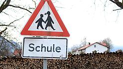 Ein Warnschild mit der Beschriftung "Schule".