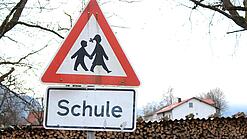 Ein Warnschild mit der Beschriftung "Schule".