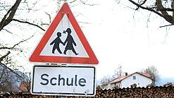 Ein Warnschild mit der Beschriftung "Schule".