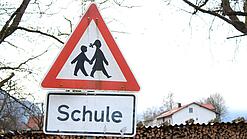 Ein Warnschild mit der Beschriftung "Schule".