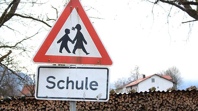Ein Warnschild mit der Beschriftung "Schule".