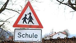 Ein Warnschild mit der Beschriftung "Schule".
