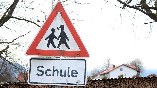 Ein Warnschild mit der Beschriftung "Schule".