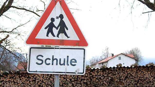Ein Warnschild mit der Beschriftung "Schule".