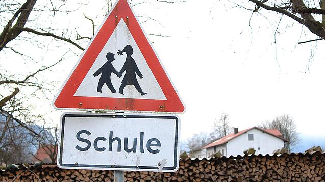 Ein Warnschild mit der Beschriftung "Schule".