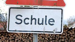 Ein Warnschild mit der Beschriftung "Schule".