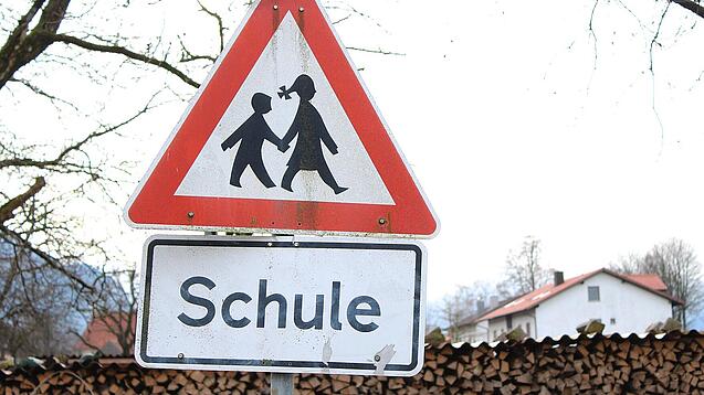 Ein Warnschild mit der Beschriftung "Schule".