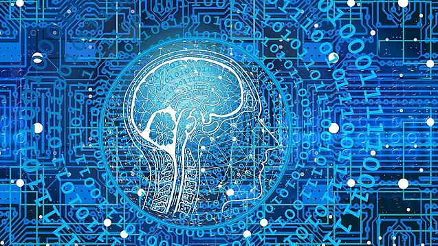 Eine futuristische und stilisierte Darstellung eines Gehirns mit Schaltkreisen und Binärcode im Hintergrund.