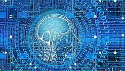 Eine futuristische und stilisierte Darstellung eines Gehirns mit Schaltkreisen und Binärcode im Hintergrund.