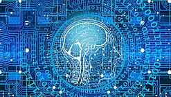 Eine futuristische und stilisierte Darstellung eines Gehirns mit Schaltkreisen und Binärcode im Hintergrund.