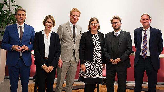 Versammelten sich auf dem Klett Campus: Prof. Carsten Q. Schneider, Dr. Sibylle Tochtermann (Klett), Maximilian Schulyok (Klett), Dr. Skadi Jennicke, Dr. David Klett, Dr. Michael Schlienz (Klett).